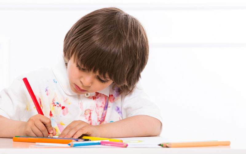 παιδί που ζωγραφίζει